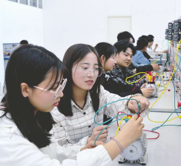 多元化的课程设置破解学用脱节经过深度的校企合作打通人才培育壁垒 多元化的课程设置破解学用脱节经过深度的校企合作打通人才培育壁垒